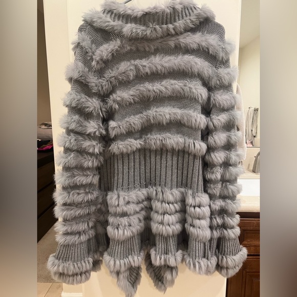 Love token beautiful sweater - Picture 2 of 5